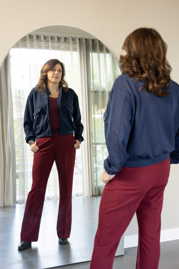 Dimphy kijkt naar zichzelf in de spiegel